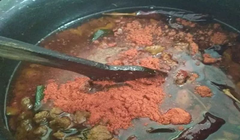 अब कड़ाही में हल्दी पाउडर और लाल मिर्च पाउडर डालें और इसे अच्छे से एक से दो मिनट के लिए मिक्स करें। 