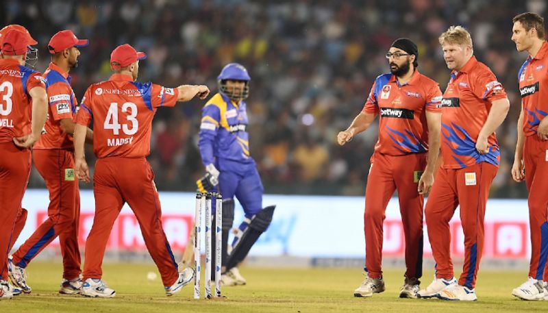 ఇంగ్లాండ్ లెజెండ్స్ బౌలర్ మౌంటీ పనేసర్కే 4 వికెట్లు దక్కడం విశేషం. తాజా విజయంతో పాయింట్ల పట్టికలో శ్రీలంక లెజెండ్స్ టాప్లోకి దూసుకెళ్లింది. శ్రీలంకతో పాటు ఇండియా లెజెండ్స్ కూడా ఆరు మ్యాచుల్లో ఓ పరాజయం, ఐదు విజయాలు అందుకున్నప్పటికీ మెరుగైన రన్రేట్ కారణంగా లంకకి టాప్ ప్లేస్ దక్కింది.
