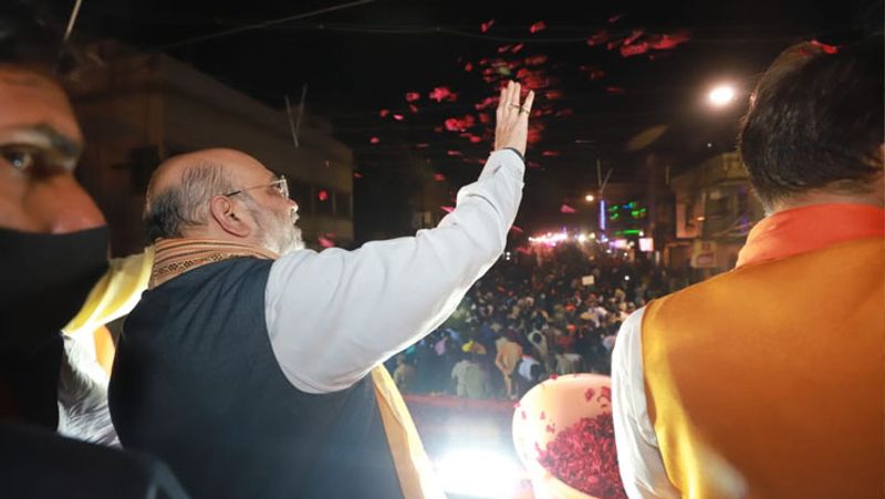 <p>এদিন সকাল ৯টা নাগাদ কলকাতা ছেড়ে দিল্লির উদ্দেশ্য রওনা দেন অমিত শাহ। এদিন থেকেই রাজ্যে নির্বাচনী জনসভা শুরু করেন জেপি নাড্ডা। </p>