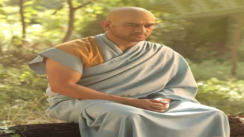 <p>আইপিএলের সম্প্রচারকারী চ্যানেল স্টার স্পোর্টস এই নতুন প্রোমো লঞ্চ করেছে। যেখানে বৌদ্য সন্ন্যাসী ধোনি বাচ্চাদের লোভের পাঠ দিচ্ছেন এবং মুম্বই ইন্ডিয়ান্স ক্যাপ্টেন রোহিত শর্মার গল্প বলছেন।</p>