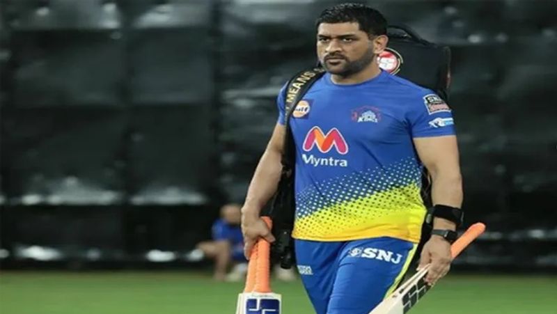 <p>ধোনির এই নয়া দুই অবতার খুবই পছন্দ করেছেন তার ফ্যানেরা। দুটি ভিডিও ইতিমধ্যেই নেট দুনিয়ায় ভাইরাল হয়েছে। একইসঙ্গে এবারের আইপিএলের জন্য ধোনিকে শুভেচ্ছাও জানিয়েছেন নেটাগরিকরা।<br />
</p>