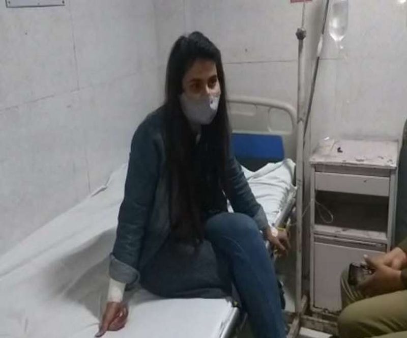 इस बात को लेकर भड़क जाती है अंकिता
सांसद का आरोप है कि अंकिता को किसी साजिश के तहत उनके परिवार के पीछे लगाया गया है। अंकिता के पिता संविदा पर बिजली विभाग में लाइनमैन हैं। उसने घर वालों को बताया कि वह आईएएस की तैयारी कर रही है। आयुष ने उससे कई बार कहा कि तुम पढ़ाई नहीं करती हो। इस पर अंकिता भड़क जाती थी।