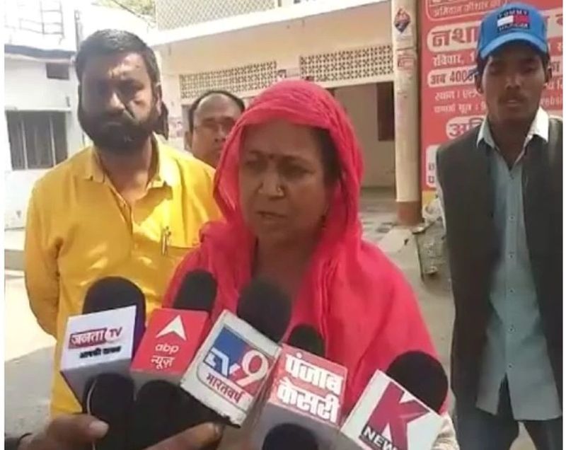 मां ने कहा- उसकी शादी भी हो चुकी है, उसका बच्चा भी है
आयुष की मां विधायक जयदेवी ने कहा है कि आयुष को फंसाया गया है। आयुष सिर्फ 19 साल का है और लड़की 25 साल की है। वो जानती थी, सांसद का बेटा है। न शादी हुई और न ब्याह हुआ तो कैसे वो मेरी बहू हुई। मीडिया के पास जाकर हमें बदनाम किया। अभी मामले की छानबीन हो रही है। उसकी शादी भी हो चुकी है, उसका बच्चा भी है।

