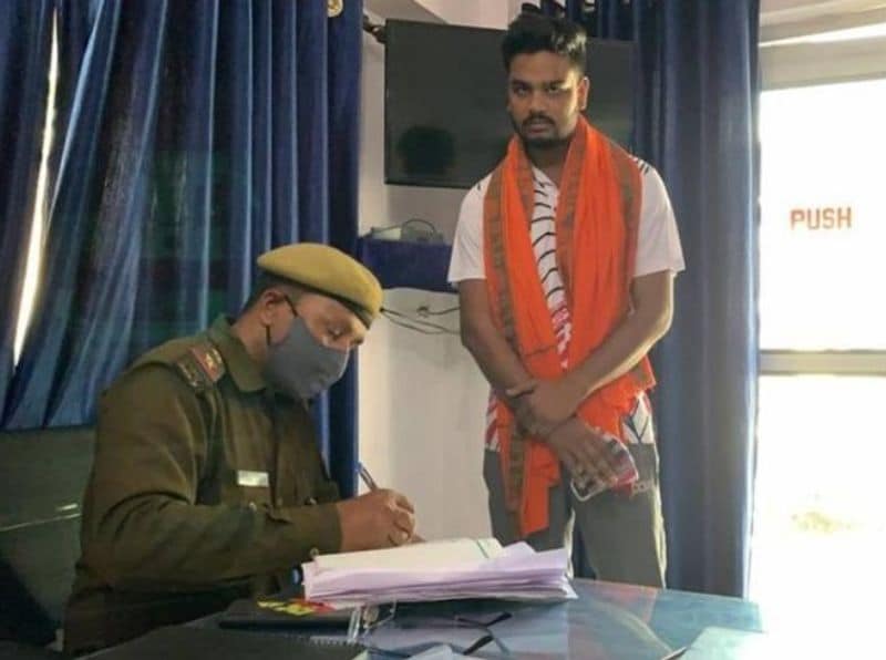 पैसा खत्म होने पर अंकिता ने दिखाया अपना रूप
आयुष ने कहा कि अंकिता ने शादी के बाद कभी मंगलसूत्र और सिंदूर नहीं लगाया। मीडिया अंकिता के गांव बहराइच में हुजूरपुर जाकर वहां पता करे, उसके कारनामे के बारे में। उसने कई शादियां की थी। प्रदीप कुमार सिंह नाम के व्यक्ति से शादी कर चुकी है और अभी तक तलाक नहीं हुआ है। उसने कहा कि जब तक मेरे पास पैसे थे तब तक मैंने अंकिता और उसके घर वालों को पेट पाला है। जब पैसे हुए खत्म तो अंकिता ने अपना रूप दिखाया।
