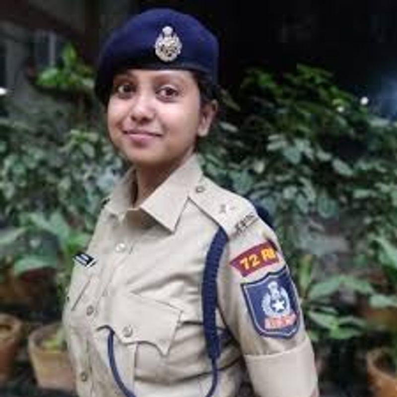UPSC Prelims की तैयारी के लिए पूरी पढ़ाई को तीन भागों में विभाजित कर बनाई रणनीति
1. Static Portion
2. Current Affairs
3. Mock Test & Previous Years' Papers
मॉक टेस्ट अटेम्प्ट करने से पहले Static Portion और Current Affairs की अच्छी तैयारी कर लेनी चाहिए। Static Portion की तैयारी की बात करें तो इसके लिए स्टैंडर्ड बुक्स हैं जिसकी पूरी लिस्ट आपको आपको किसी भी वेबसाइट में मिल जाएगी। रोमा बताती हैं कि उन्होंने यही किया और इसके अलावा NCERT Textbooks (11th और 12th) भी पढ़ी। इसके बाद वो रिवीजन पर ध्यान देती रही। 