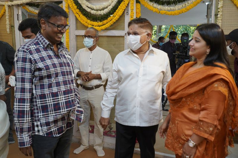 దర్శకుడు గుణశేఖర్ తో మాట్లాడుతున్న నిర్మాత అల్లు అరవింద్