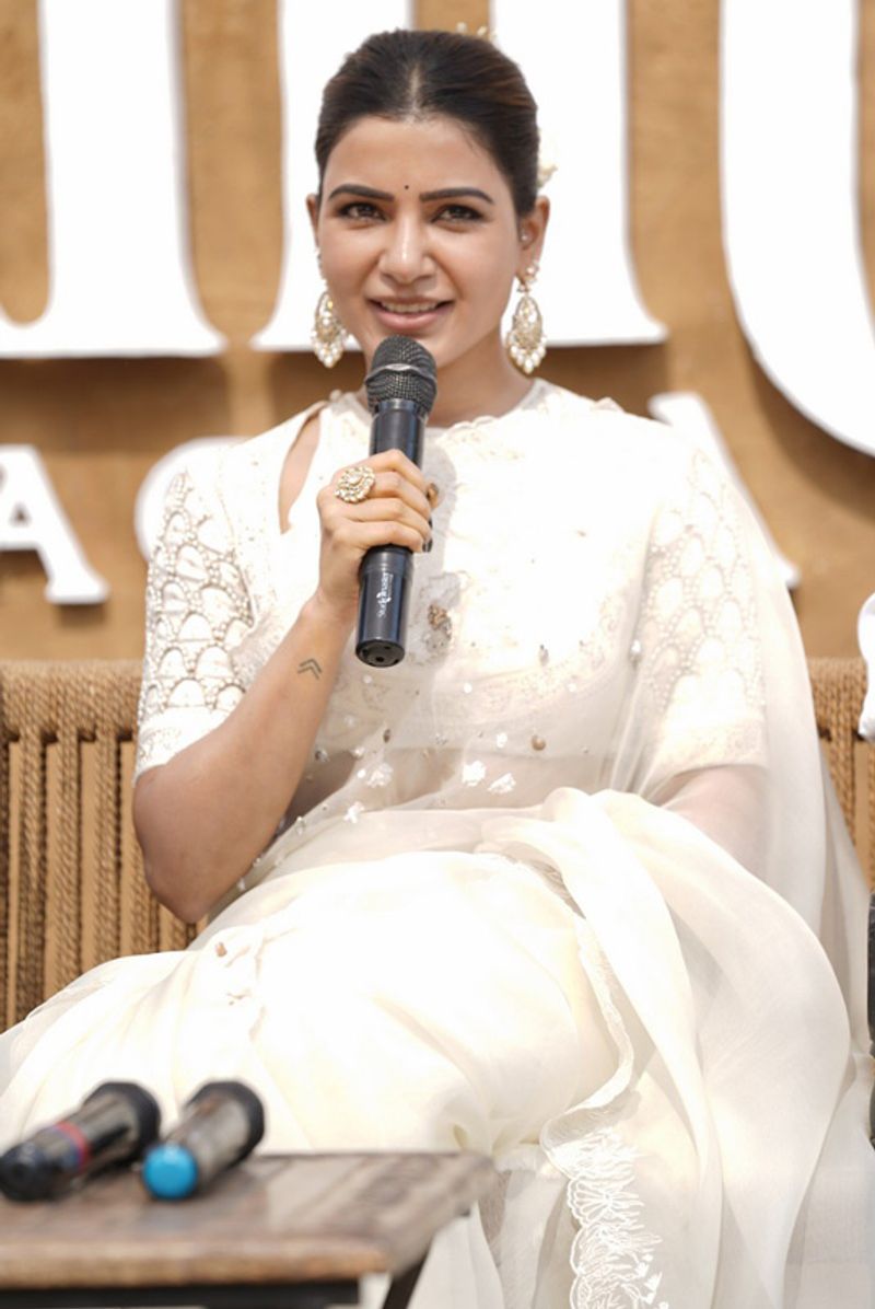 మీడియాతో మాట్లాడుతున్న సమంత