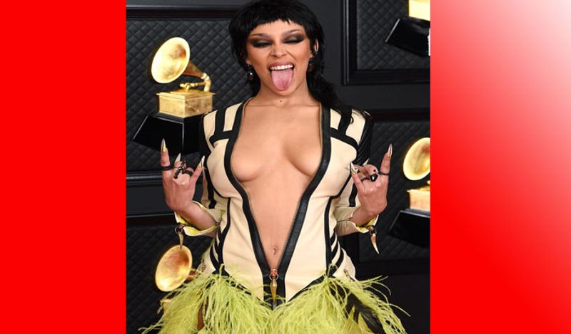 इस लिस्ट में अगला नाम है Doja Cat का। ग्रीन कलर की उनकी ड्रेस का भी जमकर मजाक बना। कई लोगों ने ड्रेस देख कर कमेंट करते हुए लिखा कि शायद वो अपनी ड्रेस की ज़िप लगाना भूल गई। 