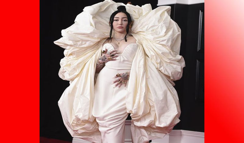 Noah Cyrus इस अवार्ड शो में कुछ इस अंदाज में पहुंची। उनकी फोटोज देखते ही देखते सोशल मीडिया पर वायरल हो गई। कई लोगों ने कमेंट किया कि लगता है नोआह बेडशीट ही लपेट कर आ गई हैं। 