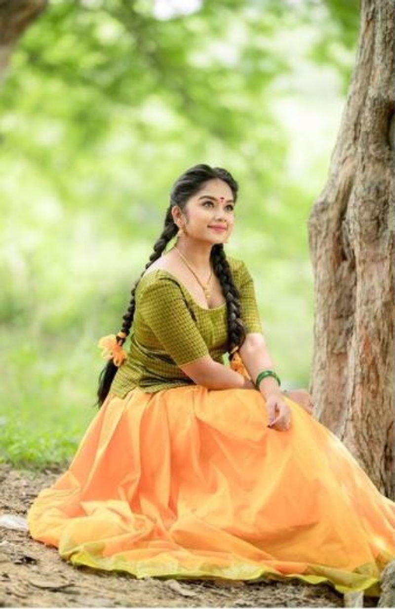 பாவாடை சட்டையில் அழகு பட்டாம்பூச்சி 
