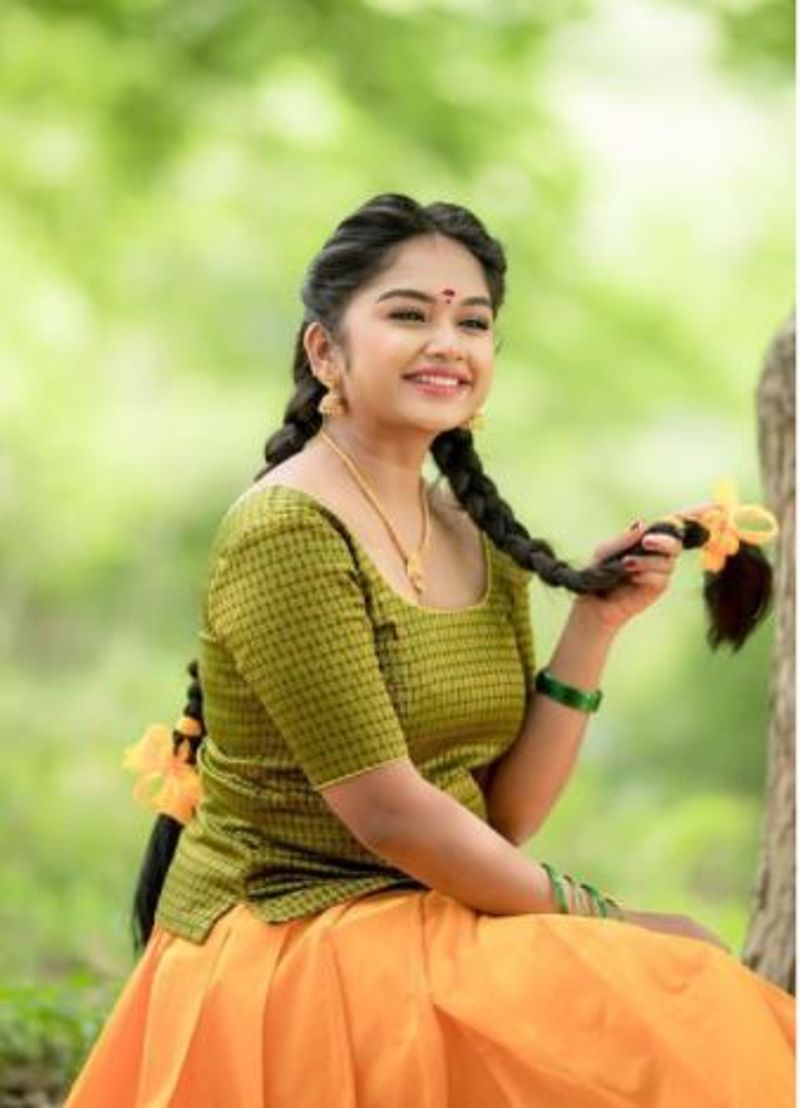 கையில் ஜடையை பிடித்து கெத்தாக போஸ் கொடுக்குறாங்களே 