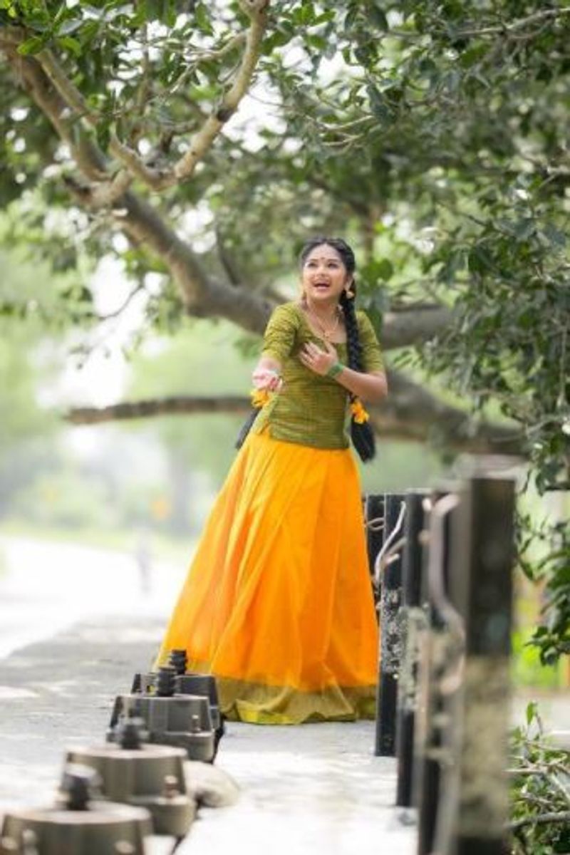 நின்றபடி போஸ் கொடுக்கும் ப்ரீத்தி ஷர்மா 