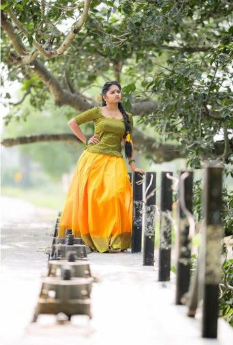 இடுப்பில் கை வைத்து எடுப்பாக போஸ் 