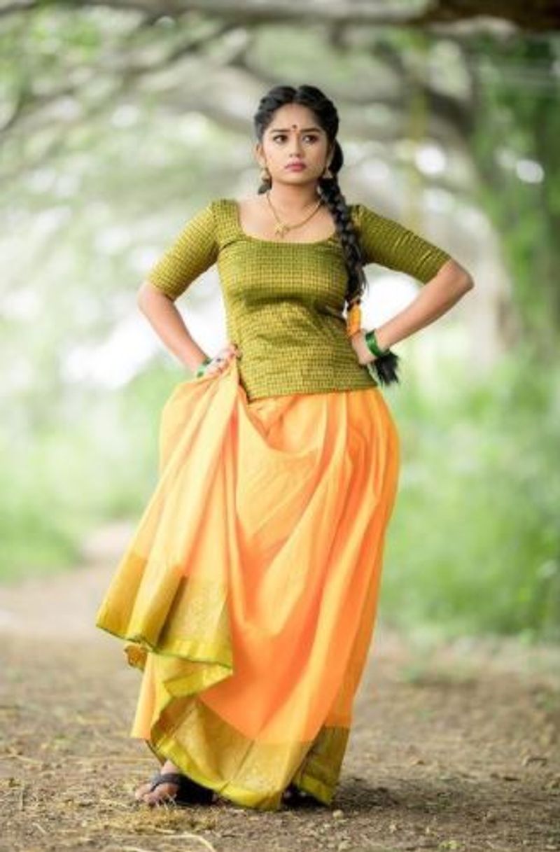 பாவாடையை இழுத்து பிடித்து போஸ் கொடுக்கு ப்ரீத்தி 
