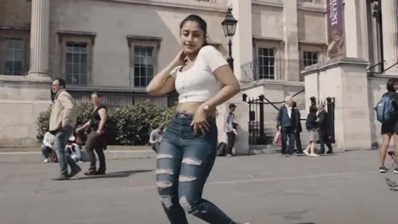 धनाश्री वर्मा- डांसर
भारतीय टीम के लेग स्पिनर युजवेंद्र चहल की वाइफ धनाश्री वर्मा भी काफी अलग फील्ड से ताल्लुक रखती हैं। वैसे तो उन्होंने डेंटिस्ट की पढ़ाई की है, लेकिन पेशे से वह एक मशहूर यूट्यूबर और डांसर हैं। धनाश्री और चहल की मुलाकात एक ऑनलाइन डांस क्लास के दौरान ही हुई थी।