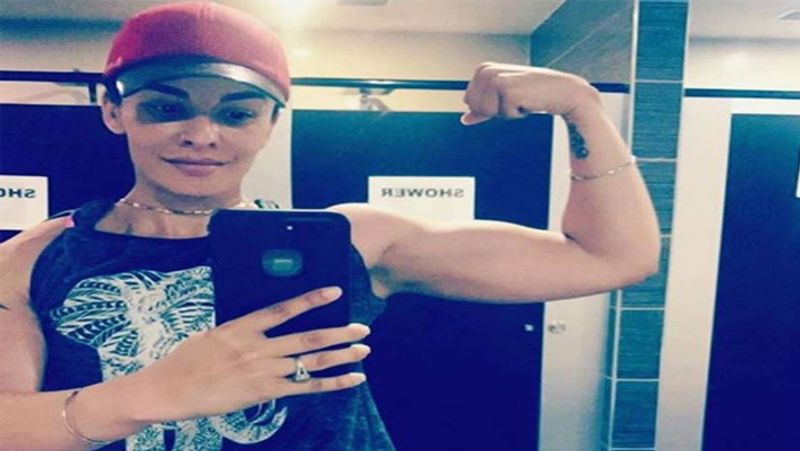 आयशा मुखर्जी- बॉक्सर
शिखर धवन ने अपने से 10 साल बड़ी आयशा मुखर्जी से शादी की है। आयशा मुखर्जी एक ऑस्ट्रेलियाई बॉक्सर हैं। धवन ने आयशा को पहली बार फेसबुक पर देखा और देखते ही देखते उन्हें उनसे प्यार हो गया था। 