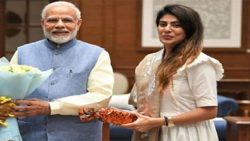 रीवा सोलंकी- बीजेपी नेता
भारतीय ऑलराउंडर रवींद्र जडेजा ने रीवा सोलंकी से शादी की है। रीवा ने एटमिया इंस्टीट्यूट ऑफ टेक्नोलॉजी एंड साइंस, राजकोट से मैकेनिकल इंजीनियरिंग किया है। वे फिलहाल भारतीय जनता पार्टी (BJP) में नेता हैं। भाजपा में शामिल होने से एक साल पहले उन्होंने गुजरात में करणी सेना की महिला शाखा की प्रमुख के रूप में काम किया था।