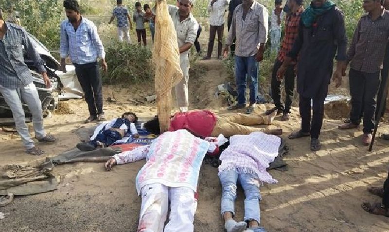 यह भीषण एक्सीडेंट जोधपुर-बाड़मेर की सरहद पर कल्याणपुरा क्षेत्र के दुर्गापुरा में हुआ। तेज रफ्तार में आ रही मृतक परिवार की कार को एक ट्रॉले ने टक्कर मार दी। टक्कर लगते ही कार के पूरी तरह से परखच्चे उड़ गए और वहीं ट्रॉला पलट गया। कार में सवार लोग अंदर ही फंस गए। मौके पर ही चार लोगों की मौत हो गई। जबकि एक ने अस्पताल ले जाते समय दम तोड़ दिया। (प्रतीकात्मक फोटो)