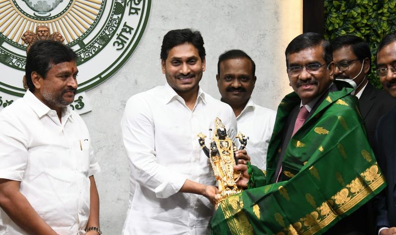 ఈ నెలాఖరు నాటికి 11 ప్రధాన దేవాలయాలల్లో ఆన్లైన్ పేమెంట్ వ్యవస్థను అందుబాటులోకి తేనున్నారు. క్యూఆర్ కోడ్ను స్కాన్ చేసి అన్నవరం టెంపుల్కు 10,116లు ఇ–హుండీ ద్వారా సమర్పించింది యూనియన్ బ్యాంక్ ఆఫ్ ఇండియా.