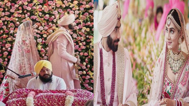 शादी की तस्वीरों में संजना और जसप्रीत बहुत ही खुश नजर आ रहे हैं। एक तरफ बुमराह ने पिंक कलर की शेरवानी पहन कर सिर पगड़ी लगाई हुई है और गले में डार्क पिंक कलर की माला डाली है, तो वहीं हल्के गुलाबी रंग के लहंगे में संजना भी गजब की खूबसूरत लग रही हैं।