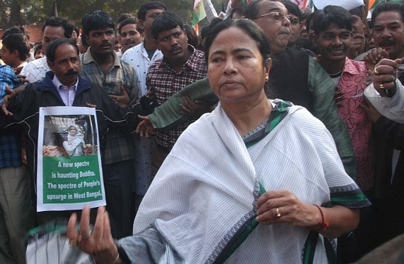 <p style="text-align: justify;"><strong>কী ছিল আন্দোলন?</strong></p>
<p style="text-align: justify;">নন্দীগ্রামে ১০০০০ একর এলাকা জুড়ে রাসায়নিক হাব করার প্রস্তাব দিয়েছিল ইন্দোনেশিয়ার সালিম গোষ্ঠী। বাসিন্দাদের সঙ্গে কোনও রকম আলোচনা না করেই স্থানীয় সিপিএম নেতারা সেই জমি অধিগ্রহণের কাজ শুরু করেছিলেন বলে অভিযোগ। প্রতিরোধ করতে স্থানীয় বাসিন্দারা ও বিরোধী দলের নেতারা মিলে গঠন করেছিলেন ভূমি উচ্ছেদ রক্ষা কমিটি। সেই কমিটি প্রশাসনকে নন্দীগ্রামে ঢুকতে বাধা দিয়েছিল। প্রায় ৬০০০ পুলিশ সদস্য নিয়ে সেই বাধা ভাঙতে গিয়েছিল সিপিএম সরকার। প্রাণ গিয়েছিল অন্তত ১৪ জনের। আরও বহু মানুষ আজও নিখোঁজ বলে অভিযোগ। এরপরই ভূমি রক্ষা কমিটির প্রতিরোধের মুখে সেখান থেকে প্রকল্প সরাতে বাধ্য হয়েছিল সরকার।</p>