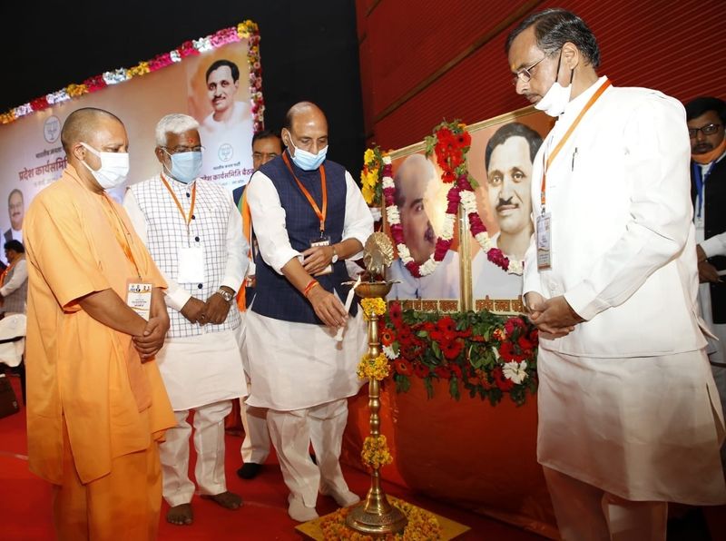 कार्यसमिति में तय हुआ है कि भाजपा पदाधिकारी के परिवार का कोई सदस्य भी पंचायत चुनाव नहीं लड़ सकेगा। भाजपा 3,051 जिला पंचायत सदस्यों के पद के लिए चुनाव लड़ेगी। 826 ब्लॉक प्रमुख पद पर भी प्रत्याशी उतारे जाएंगे। बीडीसी और प्रधानी पद पर कैंडिडेट को समर्थन दिया जाएगा।
