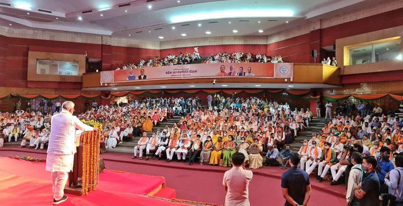 पार्टी से जुड़े लोगों के मुताबिक 19 मार्च को सभी जिलों और विधानसभा क्षेत्रों में यूपी सरकार के 4 साल पूरे होने पर कार्यक्रम होंगे। प्रभारी मंत्री, विधायक और सांसद शामिल होंगे। 20 मार्च को 403 विधानसभा में पंचायत चुनाव को लेकर पार्टी का कार्यक्रम होगा। जहां विधायक नहीं है, वहां सांसद और MLC रहेंगे।
