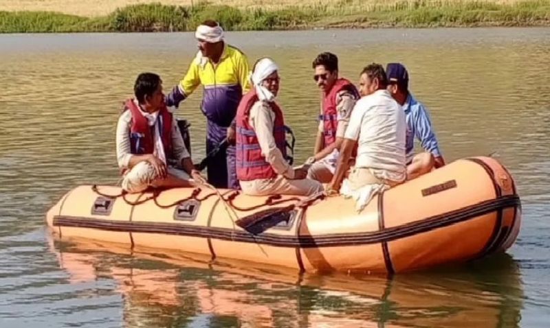 लोगों को यह बताना चाहता था आरोपी
बता दें कि आरोपी की मंशा थी कि ऐसा करने पर पुलिस को संदेह जाएगा कि राजा को भी इसी तरह से बदमाश उठा ले गए होंगे। लेकिन, उसने एक गलती कर दी थी, उसने घर की रस्सी का प्रयोग हाथ-पैर बांधने में किया था। इसी के बाद वह संदेह में आया था।
