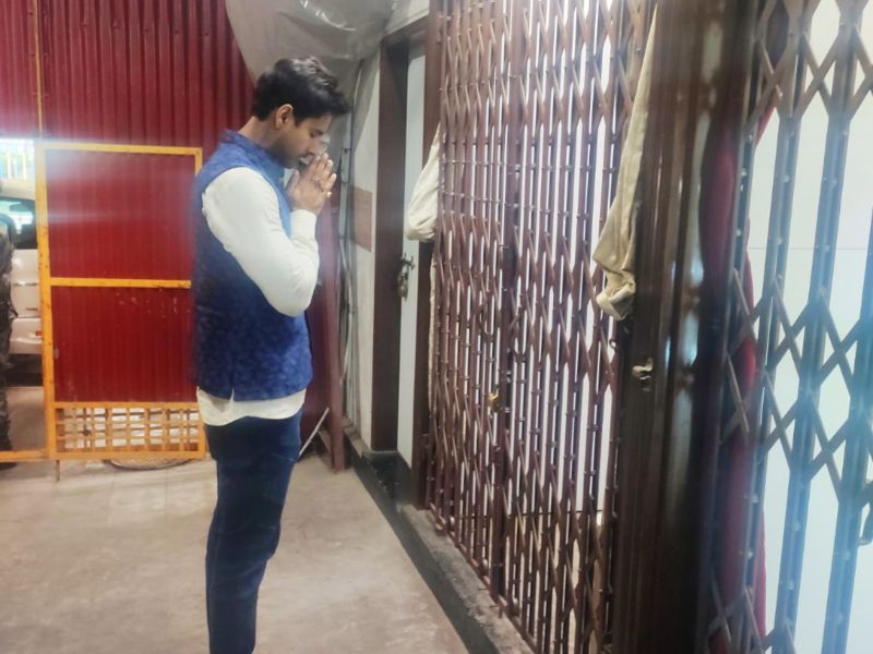 <p>সোমবার চন্ডীতলার উদ্দেশ্যে রওনা দেন বিজেপি নেতা যশ দাসগুপ্ত। তবে যুদ্ধ ক্ষেত্রে যাওয়ার আগে ঈশ্বরের আশীর্বাদ নিয়ে নেন তারকা অভিনেতা।</p>