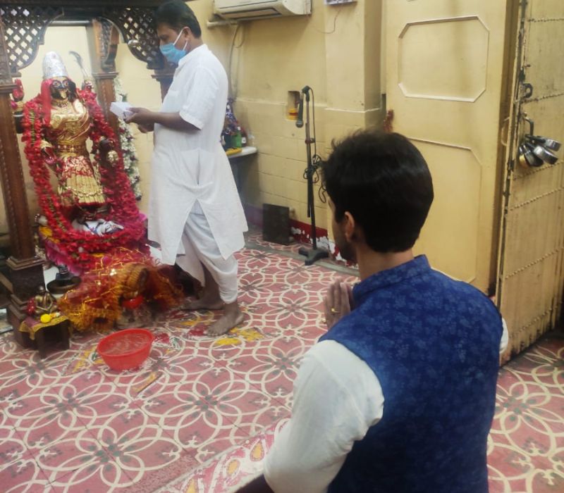 <p>চন্ডীতলা যাওয়ার আগে লেক কালীবাড়িতে গিয়ে পুজো দেন যশ দাসগুপ্ত। সেখানকার একাধিক ছবি প্রকাশ্যেও এসেছে।</p>