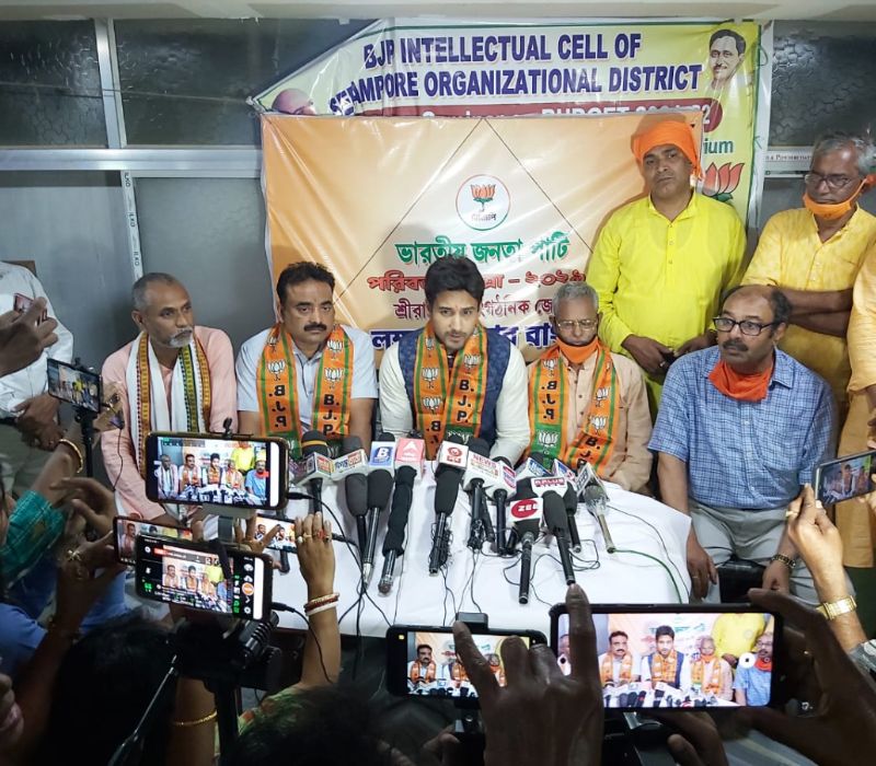 <p>লেক কালীবাড়ি পুজো দেওয়ার পরই চন্ডীতলা নিডের কেন্দ্রে পৌছে যান। সেখানে গিয়ে পার্টি অফিসে দলীয় কর্মীদের সঙ্গে বৈঠকও করেন তিনি।</p>