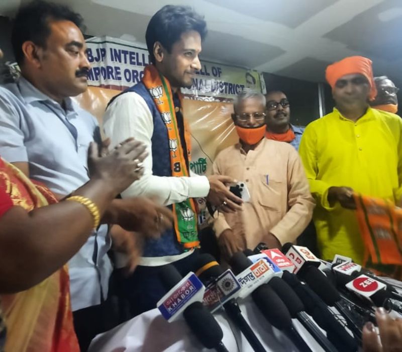 এদিনও আরও একবার মানুষের হয়ে কাজ করার ও যুবক সম্প্রদায়ের জন্য কিছু করার জন্য রাজনীতিতে আশা বলে জানান যশ দাসগুপ্ত। বিজেপি যুব সম্প্রদায়কে সুযোগ দেয় বলেও জানান তিনি। একইসঙ্গে নিজের জয়ের বিষয়ে আত্মবিশ্বাসী যশ।