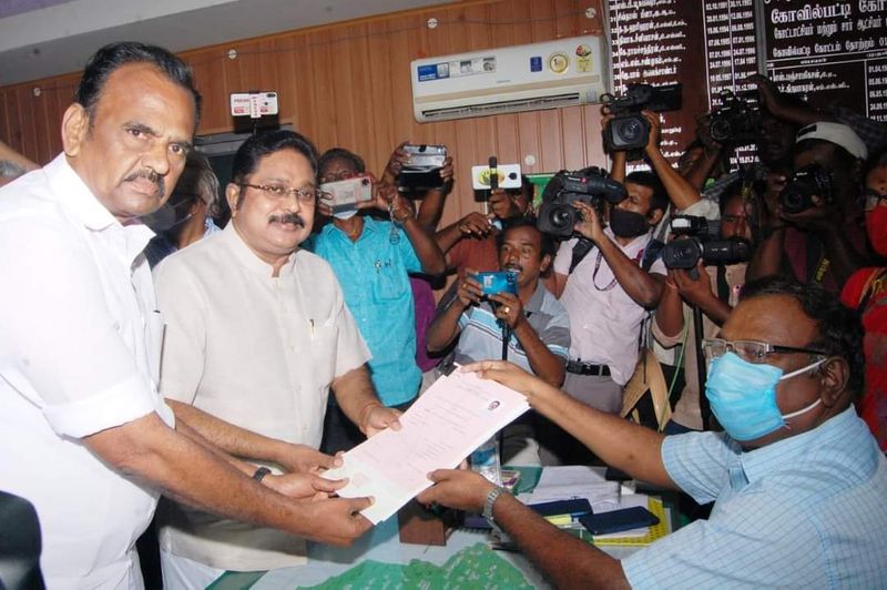 கோவில்பட்டியில் அம்மா மக்கள் முன்னேற்ற கழக பொதுச்செயலாளர் டி.டி.வி. தினகரன் வேட்பு மனு தாக்கல் செய்தார். 