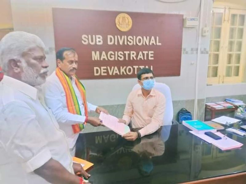 காரைக்குடி சட்டமன்ற தொகுதிக்கு மூத்த பாஜக தலைவர் எச்.ராஜா வேட்புமனு தாக்கல் செய்தார். 