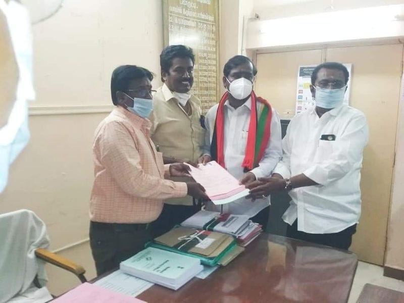 பண்ருட்டி தொகுதியில் போட்டியிடும் தமிழக வாழ்வுரிமை கட்சி தலைவர் வேல்முருகன் இன்று பகல் 12:15 மணியளவில் வேட்புமனு தாக்கல் செய்தார். 