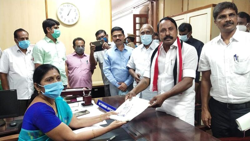 கோபிச்செட்டிபாளையம் வருவாய் கோட்டாட்சியர் அலுவலகத்தில் அமைச்சர் செங்கோட்டையன் வேட்புமனு தாக்கல் செய்தார். 