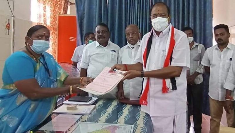 குமாரபாளையம் தொகுதிக்கு அமைச்சர் தங்கமணி வட்டாட்சியர் அலுவலகத்தில் மனு தாக்கல் செய்தார்
