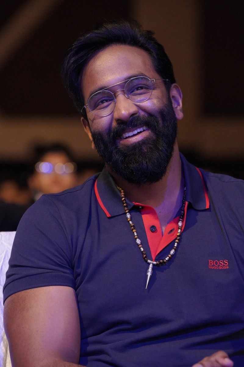 మంచు విష్ణు మాట్లాడుతూ, `అడిగిన వెంటనే ఒప్పుకున్నందుకు సునీల్ శెట్టి గారికి థ్యాంక్స్. మీతో పని చేసిన ప్రతీ మూమెంట్ నాకు ఎప్పటికీ గుర్తుండిపోతుంది. మా అక్క కాజల్కు ప్రత్యేకంగా థ్యాంక్స్. టాప్ పొజిషన్లో ఉన్న ఓ నటి ఇలా అక్క పాత్రను చేయడం మామూలు విషయం కాదు. కథ పంపించగానే అను పాత్ర బాగుందని చెప్పింది. అర్జున్ పాత్ర ఎవరు అని అడిగింది. నేనే చేస్తున్నాను చెప్పింది. ఓకే కానీ బాగానే ఉంటుంది కదా? అని అడిగింది.