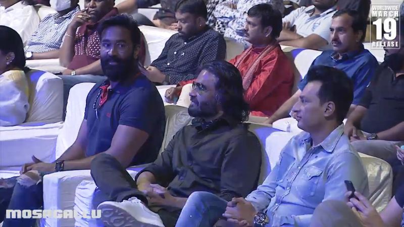ఈ కార్యక్రమంలో నవదీప్, దర్శకుడు శ్రీను వైట్ల, రాజా రవీంద్ర, డైమండ్ రత్నబాబు, తదితరులు పాల్గొన్నారు. రవి, శ్యామల యాంకరింగ్ చేసి అలరించారు.