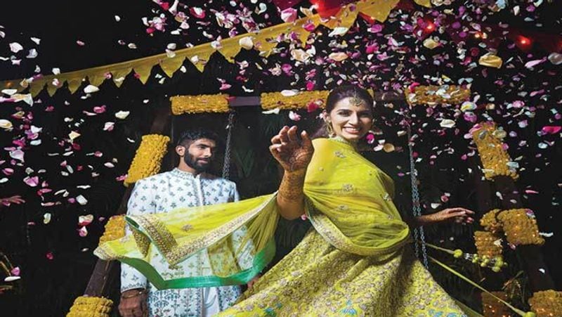 <p>এরপর মেহেন্দি ও সঙ্গীতের অনুষ্ঠানের আয়োজন করা হয়। যেখানে নাচে-গানে মেতে ওঠেন নব দম্পতি থেকে শুরু করে সকলেই। বুমরা ও সঞ্জনা ফটো শুটও সারেন ফিল্মি কায়দায়।<br />
</p>