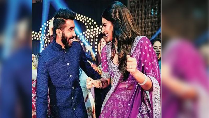 <p>এর পর রিসেপশন অনুষ্ঠানে একেবারে বিন্দাস মুডে পাওয়া যায় নব দম্পতিকেষ মিউজিকের তালে নাচতেও দেখা যায় জসপ্রীত বুমরা ও সঞ্জনা গণেশনকে।</p>