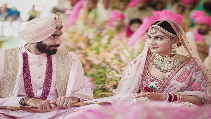 <p>বিয়ের মুহূর্তের ছবি সোশ্যাল মিডিয়ায় শেয়ার করেন বুমরা। লেখেন, 'আমরা একসাথে একটি নতুন যাত্রা শুরু করেছি। আজ আমাদের জীবনের অন্যতম আনন্দদায়ক দিন এবং আমরা আমাদের বিবাহ এবং আমাদের আনন্দ আপনাদের সাথে ভাগ করে নিতে পেরে নিজেকে ধন্য মনে করছি।'<br />
</p>