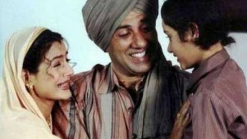 वहीं, अगर अमीषा की पर्सनल लाइफ की बात की जाए तो उनकी अपनी मां और पापा से बिल्कुल नहीं बनती है। उनके बीच प्रॉपर्टी को लेकर लंबे समय से विवाद चल रहा है। 