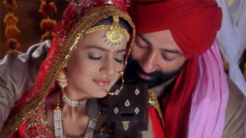 अमीषा ने अपने पिता के खिलाफ 12 करोड़ रुपए हड़पने का आरोप लगाया था। एक्ट्रेस की मानें तो उनके पिता उनके पैसों का गलत इस्तेमाल करते हैं। अमीषा ने एक बार मीडिया के सामने ये तक कहा था कि उनकी मां उन्हें चप्पलों से पीटकर घर से निकाल दिया था।