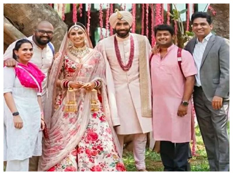 ভারতীয় দলের অধিনায়ক বিরাট কোহলি থেকে শুরু করে অন্যান্য ক্রিকেটাররাও শুভেচ্ছা জানিয়েছেন বুমরা ও সঞ্জনাকে। একইসঙ্গে শুভেচ্ছা জানিয়েছে, বিসিসিআই, মুম্বই ইন্ডিয়ান্স, কেকেআর সহ অন্য়ান্যরা।