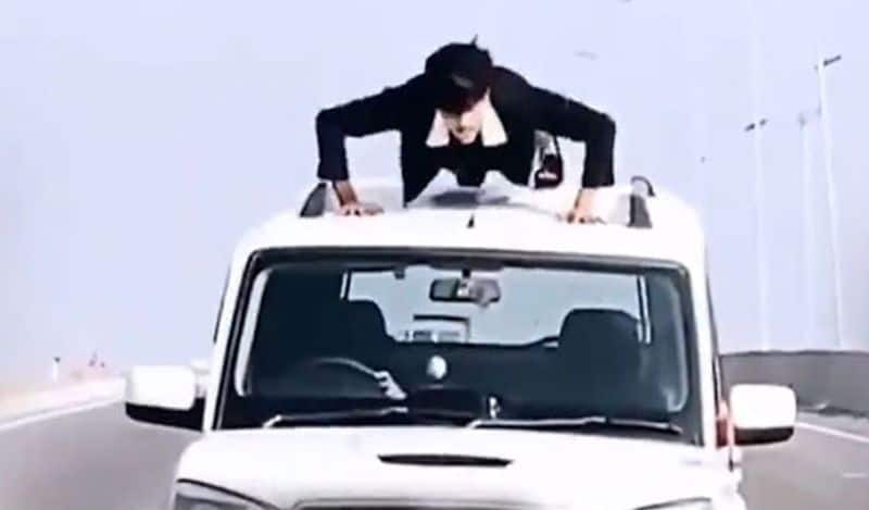 <p>उज्जवल ने अपने मोबाइल से इस वीडियो को शूट किया था। इसमें उज्जवल चलती कार में ऊपर चढ़ते नजर आए। इसके बाद कार की छत पर चढ़कर पुशअप्स लगाते हुए वीडियो बनाया।&nbsp;</p>
