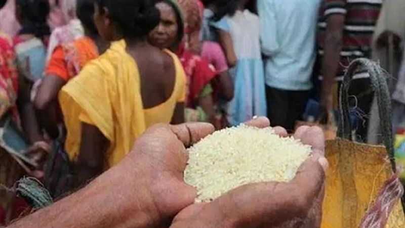 बता दें तमिलनाडु में चुनाव के दौरान जनता को रिझाने गिफ्ट बांटने या घोषणाओं की कहानी बहुत पुरानी है।
कांग्रेस के मुख्यमंत्री कामराज ने 1960 में मुफ्त शिक्षा और मिड डे मील देने का ऐलान किया था। अन्नादुरई ने 1967 में 1 रुपए में 4.5 किलो चावल जनता को बांटा था। एमजी रामचंद्रन ने 70 के दशक में मद्रास जल संकट के दौरान फ्री प्लास्टिक कैन गिफ्ट किए थे। बता दें कि 2019 के लगभग दो लाख करोड़ के बजट में इन सब पर ही 75 हजार करोड़ से ज्यादा का भार आया है।