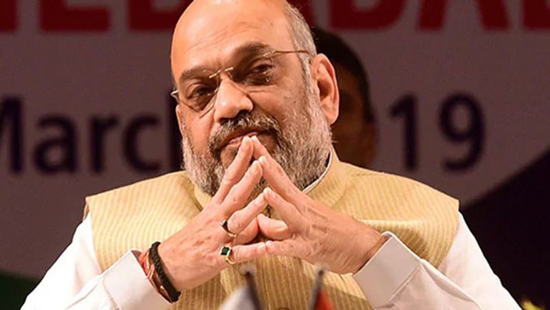 <p>সোমবার ঝাড়গ্রামের জনসভায় সশরীরে উপস্থিত হননি অমিত শাহ। তিনি দাবি করেছেন তাঁর হেলিকপ্টারে যান্ত্রিক ত্রুটির জন্যি তিনি সভায় পৌঁছাতে পারেননি। কিন্তু তৃণমূল সুপ্রিমো দাবি করেছেন সভাতে ভিড় না হওয়ার জন্যই উপস্থিত হননি অমিত শাহ। </p>
