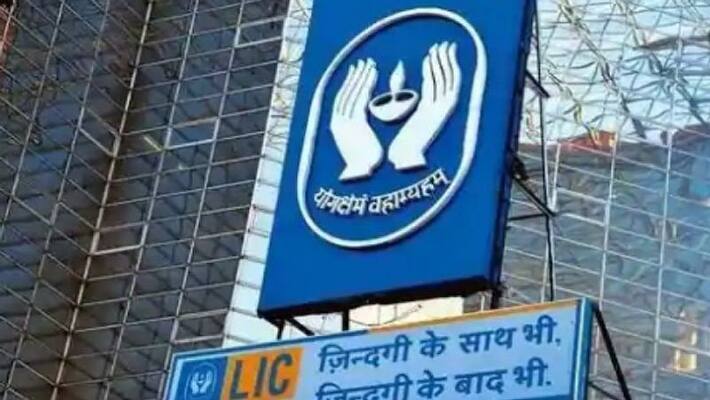 The sale of insurance shares to the private sector is treason .. LIC employees rioting against the government. The sale of insurance shares to the private sector is treason .. LIC employees rioting against the government.