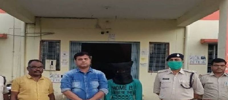 पुलिस ने दिखाई कड़ाई तो सुनाई ये हैरान करने वाली कहानी
पुलिस को किशोर ने बताया कि राजा की बहन और वो एक ही स्कूल में 10वीं क्लास में पढ़ते हैं। दोनों एक-दूसरे के पड़ोसी भी हैं, इसलिए उनकी अच्छी दोस्ती हो गई। आरोपी राजा की बहन से फोन पर बातें भी करता था। राजा दोनों की दोस्ती के बारे में जान गया था। अपने मां और पापा को उनकी दोस्ती के बारे में बताने की धमकी देकर पैसे और गेम खेलने के लिए मोबाइल ले लेता था। उसकी ब्लैकमेलिंग से वह तंग आ गया था। जिसके बाद उसने उसे मारने का फैसला किया।
